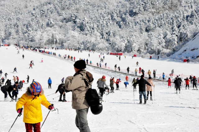 探索天线宝宝的奇妙滑雪之旅，一场色彩斑斓的冬日奇遇