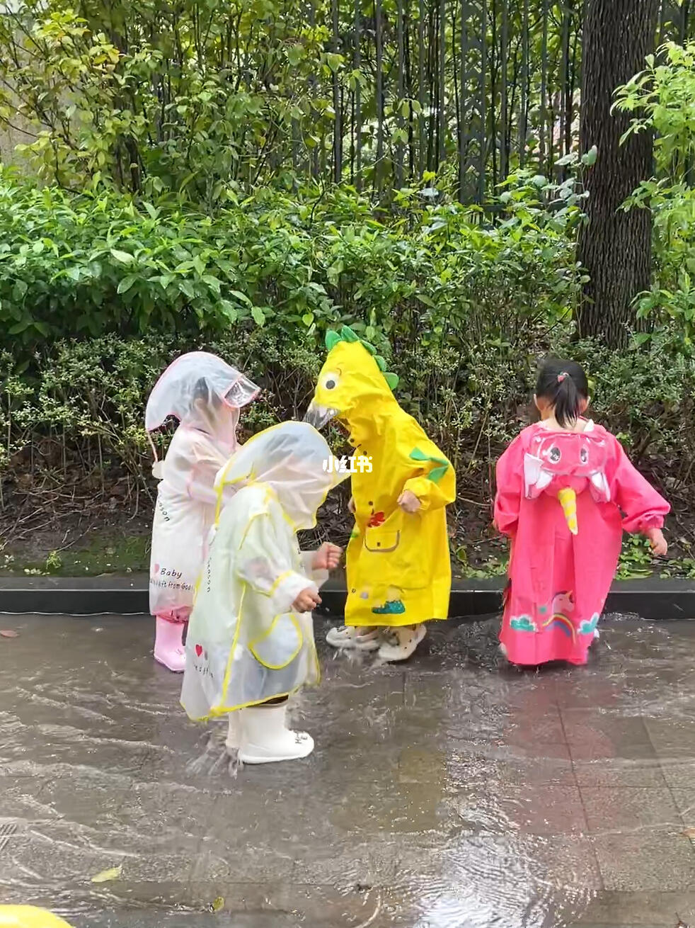 雨中奇趣，天线宝宝雨鞋与踏水乐章