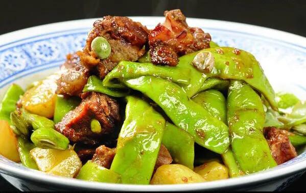 红烧排骨炖土豆，家的味道，舌尖上的温馨
