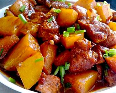 土豆红烧肉，家常美味，经典再现